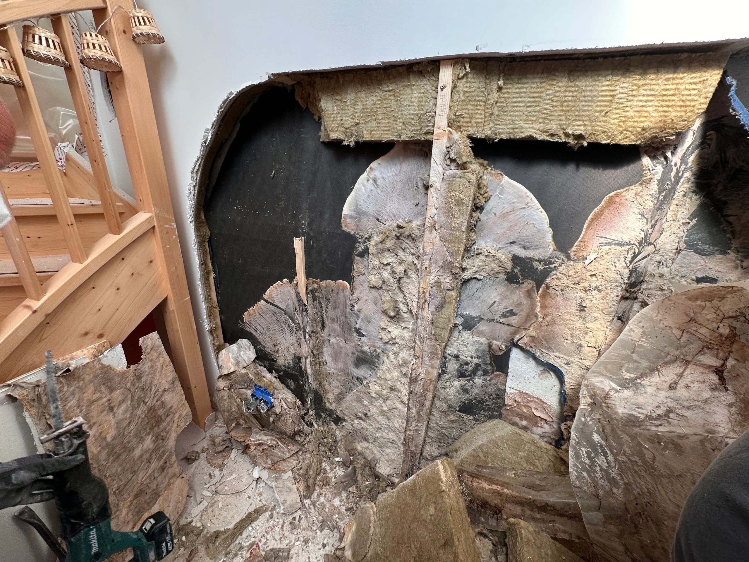 Forse huiszwamaantasting achter een opengebroken wand