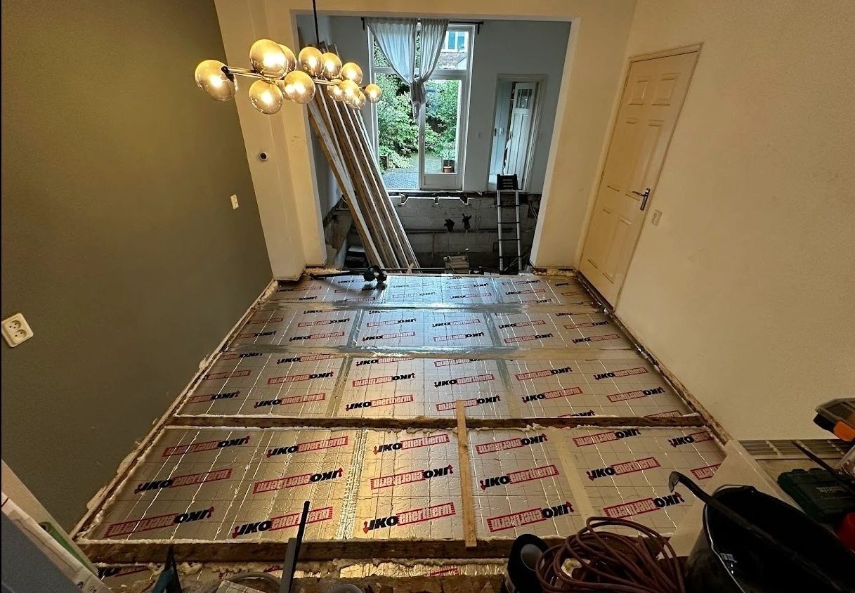 Nieuwe vloeropbouw met isolatie tijdens de vloerrenovatie in Amsterdam