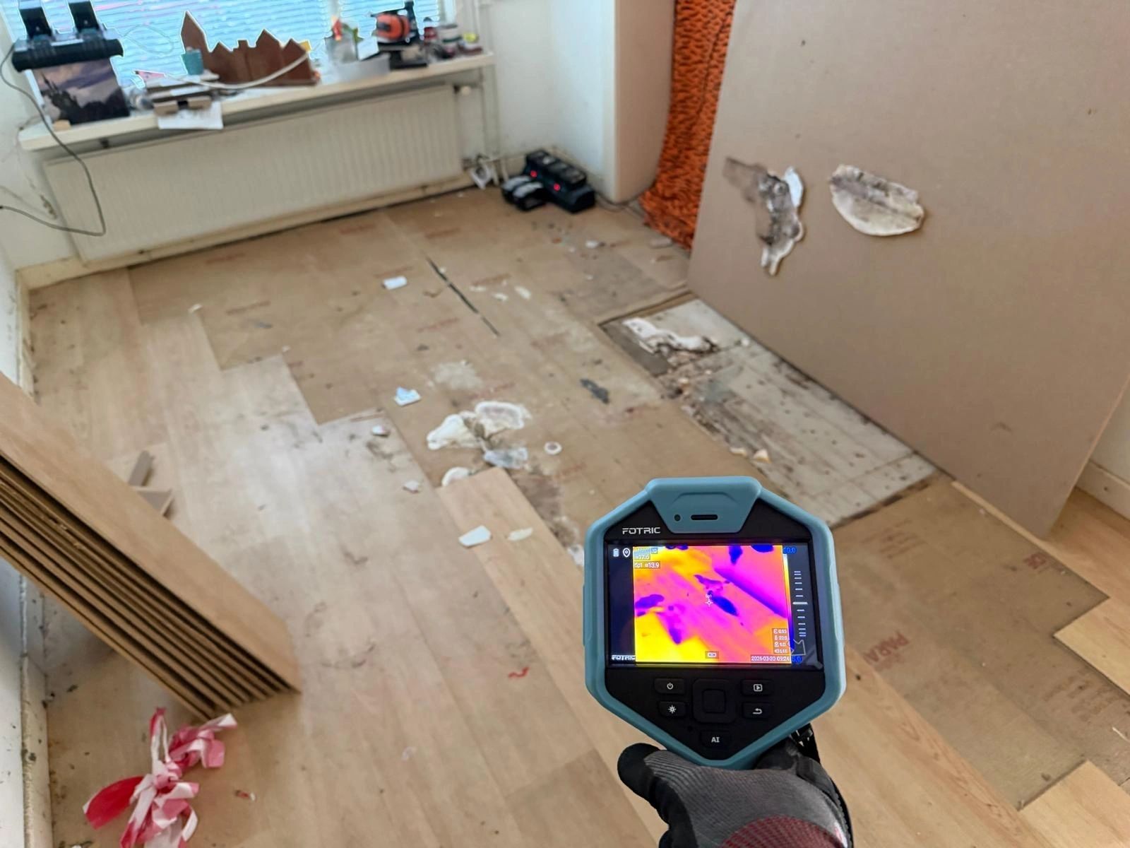 Vochtmeting met de warmtebeeldcamera op een aangetaste vloer