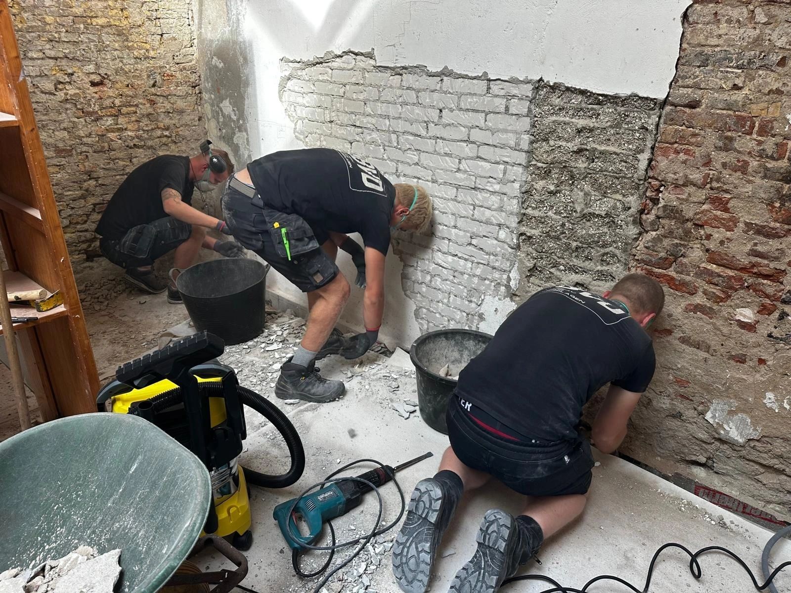 Ons team behandelt muurwerk tijdens een zwamsanering